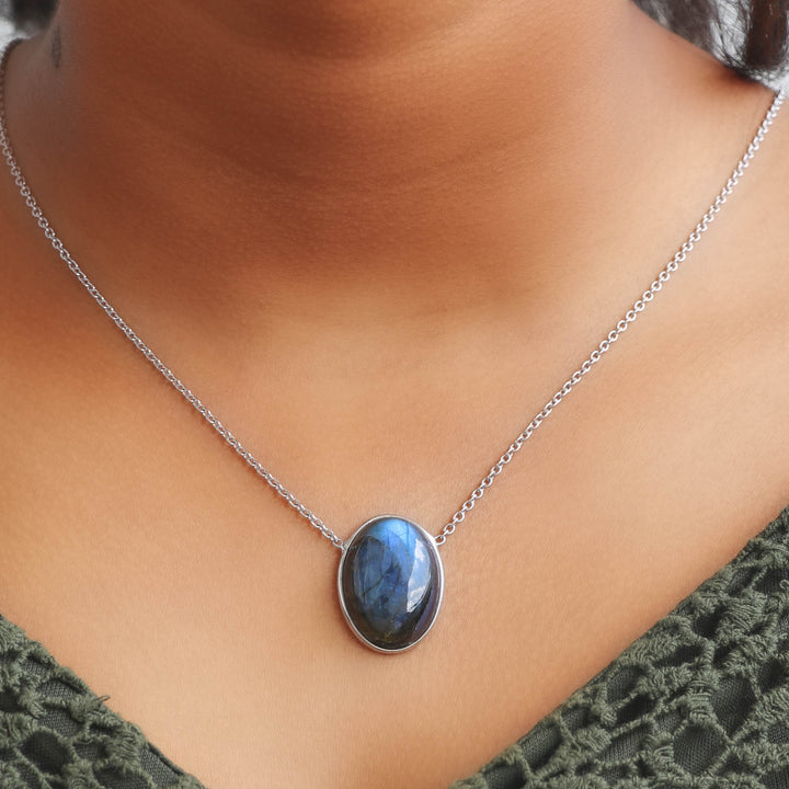 Dark blue oval shaped pendant chain Necklace