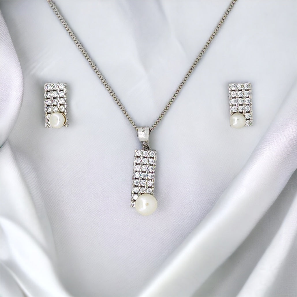 Designer Pendant with matching earring set studded with pearl